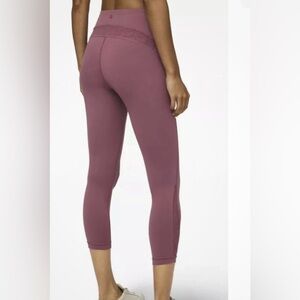 Lululemon Sz 4 Wunder Under
HR Crop 23" Flk Plum Flocked Everlux Floral 🌸